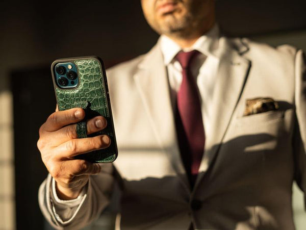 IPHONE 12 PRO MAX LEATHER CASE WITH FINGERHOLDER CROCODILE GREEN